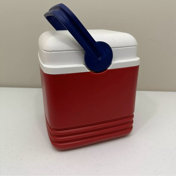 Vintage Igloo Beverage Cube Red 1 Gal/3.8 L Hot Cold Chest Cooler Made in USA - Picture 5 of 14